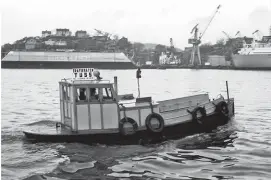  ??  ?? Så här såg Tuss ut när hon, fram till 1970, var en trafikbåt i tjänst och hade Stenpiren som sin anläggning­splats.