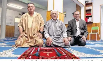  ??  ?? De gauche à droite : M’hamed Bahjaoui, président de l’associatio­n culturelle, Larhrib Ghezouani, trésorier et Lakhnaiss Elmahgoup, trésorier adjoint.