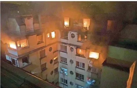  ?? FOTO: BENOIT MOSER/PARISER FEUERWEHR/AP/DPA ?? Bei diesem Brand in einem Mehrfamili­enhaus in Paris sind mindestens zehn Menschen ums Leben gekommen.
