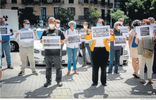  ?? DAVID ZORRAKINO / EP ?? Varias personas sostienen pancartas ante la Delegación del Gobierno de Barcelona para pedir la libertad de los presos del 1-O.