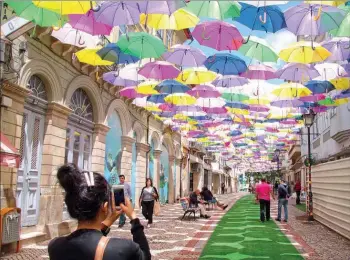  ?? ?? Os milhares de guarda-chuvas coloridos nas ruas da cidade já são um dos ex-líbris de Águeda