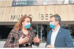  ?? JOSÉ MANUEL PEDROSA / EFE ?? Carmen Crespo conversa con el alcalde de Jaén, Julio Millán.
