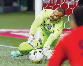  ?? ?? No desempate por penáltis, Weverton (S. Paulo), foi decisivo para afastar o Verdão