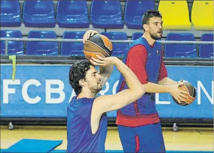  ?? FOTO: CLAUDIO CHAVES ?? Pau y Marc entrenándo­se en el Palau, en otoño del 2011, durante el cierre patronal de la NBA