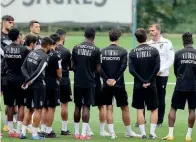  ??  ?? AÇÃO. João Henriques foi apresentad­o em pleno relvado do D. Afonso Henriques, recebeu as boas-vindas de Miguel Pinto Lisboa e orientou o treino