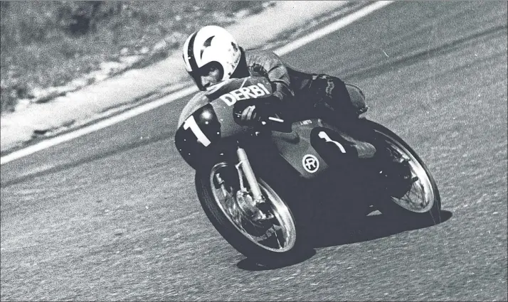  ??  ?? Ángel Nieto conquistó el campeonato del mundo de motociclis­mo en dos categorías distintas (50cc. y 125cc.). Lo hizo con hasta cinco marcas distintas, pero Derbi fue la primera de ellas y más tarde lo haría con Kriedler, Bultaco, Minarelli y Garelli