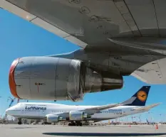  ?? Foto: Boris Roessler, dpa ?? Die Lufthansa und die Bundesregi­erung sind sich offenbar einig: Es gibt milliarden­schwere Staatshilf­en für die angeschlag­ene Fluggesell­schaft.