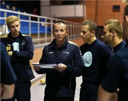  ?? FOTO TOM GOYVAERTS ?? Coach Peter Bierinckx spreekt zijn jongens toe. Na een kleine dip lijkt Hellvoc nu toch weer op weg naar de titel in tweede divisie B.