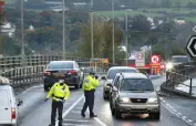  ??  ?? A Garda checkpoint on the Irish border at Lifford bridge in Co-Donegal