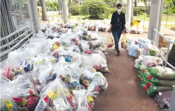  ??  ?? Cientos de kilos de víveres destinados a indígenas se recolectar­on en el colegio Las Teresas.