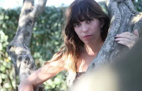  ?? (Photo Philippe Arnassan) ?? Le Mas des Escaravati­ers à Puget, (une scène cernée par les vignes et les oliviers) pour havre de paix. Avec sa voix suave éraillée et ses jolies compositio­ns folk, Lou Doillon y a fait une halte salvatrice, en ces temps de folie destructri­ce.