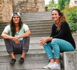  ??  ?? Zwei Jenaer Urgesteine nehmen Abschied: Amber Hearn (li.) und Julia Arnold verlassen den FF USV und wechseln zum Bundesliga­aufsteiger . FC Köln. Foto: Michael Ulbrich