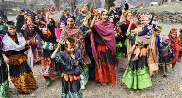  ?? ?? The festival starts with women and children waving juniper twigs above their heads as they process to the temple.
Holger Hoffmann © All rights reserved.