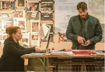  ?? Foto: Julia Terjung, ZDF ?? Olga (Birgit Minichmayr) und Dengler (Ronald Zehrfeld) spüren im Krimi „Dengler – Die schützende Hand“den Geschehnis­sen hinter den NSU Verbrechen nach.