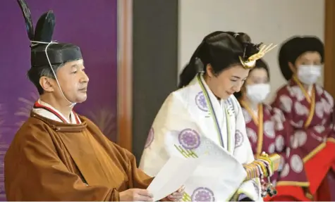  ?? Foto: Kyodo‰Pool, dpa ?? Kaiser Naruhito und seine Ehefrau, Kaiserin Masako, haben nur ein Kind: Prinzessin Aiko, 19 Jahre alt. Weil sie eine Frau ist, bleibt ihr der Thron bislang verwehrt – außer die Rechtslage ändert sich.