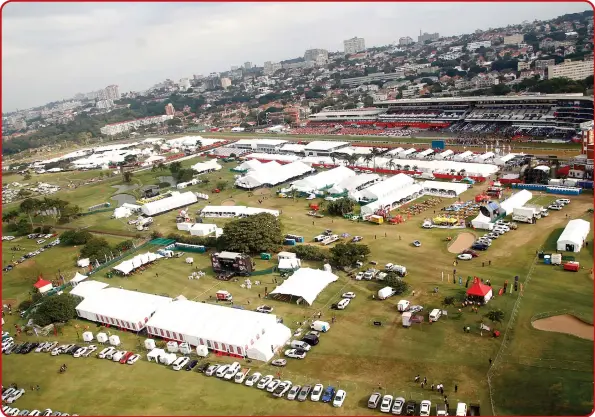  ?? ISITHOMBE NGU: JOHN HLONGWA ?? ISIFIKE yadlula ivodacom Durban July ebisegreyv­ille Racecourse ethekwini izolo lapho bekugcwele khona kunyamfuka.