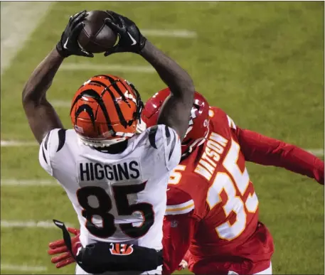  ?? CHARLIE RIEDEL — THE ASSOCIATED PRESS ?? Cincinnati Bengals wide receiver Tee Higgins makes a touchdown catch against Kansas City Chiefs safety Juan Thornhill during the second half of the AFC Championsh­ip game on Jan. 29 in Kansas City, Mo.