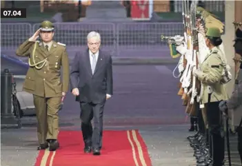  ??  ?? El Presidente llegó a La Moneda y recibió los honores de la guardia de Palacio, luego de volver de sus vacaciones.