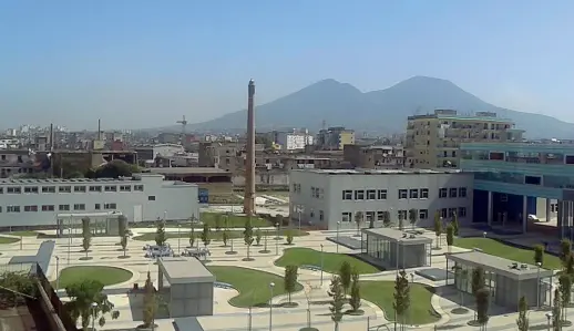  ??  ?? In alto, Napoli est con l’area dove è nata Apple Academy, esempio virtuoso nella formazione