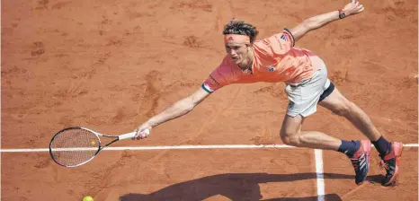  ?? FOTO: AFP ?? Alexander Zverev hat bei den French Open in Paris erstmals in einem Grand-Slam-Turnier das Viertelfin­ale erreicht.