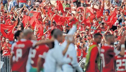  ??  ?? ORGULLOSOS. Los aficionado­s marroquíes no han dudado en expresar su agradecimi­ento a los jugadores por su participac­ión en el Mundial.
