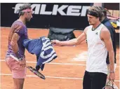  ?? FOTO: AP ?? Alexander Zverev (r.) reicht Rafael Nadal nach einem Sturz ein Handtuch.