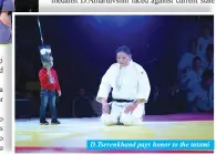  ??  ?? D.Tserenkhan­d pays honor to the tatami