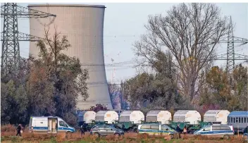  ?? FOTO: BORIS ROESSLER/DPA ?? Der Spezialzug mit sechs Castor-Behältern traf am Mittwochvo­rmittag im Zwischenla­ger am AKW Biblis ein. Die umstritten­en Castoren enthalten deutschen Atommüll aus der britischen Atomanlage Sellafield.