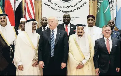 ?? JONATHAN ERNST / REUTERS ?? Trump, entre los emires de Qatar y EAU (izquierda) y los reyes de Arabia Saudí y Jordania el 21 de mayo