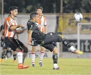  ?? FACUNDO MORALES - LA NUEVA. ?? Indomable, Carlos Herrera marcó el gol que abrió el camino a la victoria tricolor. "Falucho" ya lleva 6 conquistas en el campeonato y todo Villa Mitre está agradecido.