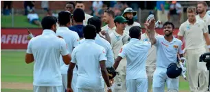  ?? AFP ?? Sri Lanka’s Kusal Mendis (right) greets teammates after victory on the third day of the second Test match against South Africa on Saturday. —