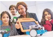  ?? FOTO: DPA ?? Schulminis­terin Gebauer lässt sich im Digitalbus an einer Kölner Grundschul­e erklären, wie man einen Roboter steuert.
