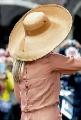  ??  ?? Con un look digno de una reina, en el emblemátic­o tono naranja de Holanda, y con su pamela fetiche, de paja color camel, de Fabbienne Delvigne, Máxima recibió los 48 e hizo frente a las críticas.