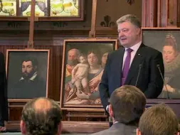  ??  ?? Patrimonio Il presidente Poroshenko e le opere d’arte recuperate