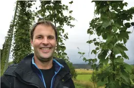  ??  ?? KUL UTMANING. ”Det växer som hejsan! Humle är rena ogräset men jag har fått luspåslag på rankorna”, säger lantbrukar­en Per Wigermo om sin nya gröda, som bjuder på en hel del utmaningar.