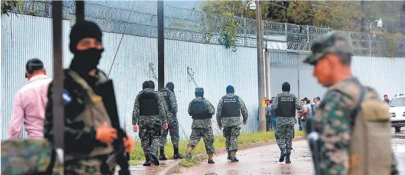  ?? FOTO: EL HERALDO ?? Personal de la Fuerza de Seguridad Interinsti­tucional Nacional (Fusina) llegó al mediodía de ayer a las instalacio­nes de Renaciendo en Támara.