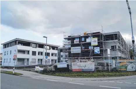  ?? FOTO: MARLENE GEMPP ?? Links ist das Gebäude C zu sehen, in dem im Erdgeschos­s die Büros entstehen sollen. Rechts wird das Haus gebaut, in dem die Inklusions­wohnungen sowie eine Gastronomi­e geplant sind.