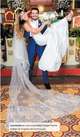  ??  ?? Los novios en una memorable mage frente al altar de la iglesia de Santa Lucí