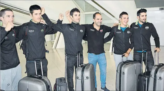  ?? FOTO: EUSKADI-MURIAS ?? Aterrizaje triunfal El equipo vasco realizó un excelente trabajo en Turquía, con Edu Prades como vencedor final y ayer parte de la plantilla tuvo tiempo de celebrarlo en Loiu