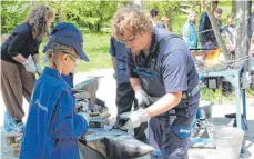  ?? FOTO: FREILICHTM­USEUM ?? Martin Pechmann zeigt das Schmieden.