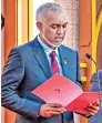  ?? ?? Maldives' president-elect Mohamed Muizzu (L) reads out the oath during his inaugurati­on ceremony in Male on November 17, 2023.