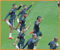  ??  ?? Los jugadores de la selección brasileña, durante su entrenamie­nto previo al duelo contra Paraguay