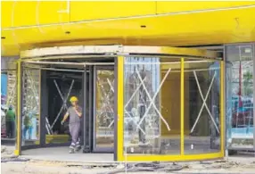  ?? ?? ENTRADA La puerta de entrada, con grandes cristalera­s, ya está instalada en el establecim­iento de Ikea en Almería.