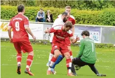  ?? Foto: Christian Kruppe ?? Nur selten kam Kaufering (rot) gefährlich vors Bobinger Tor, doch Keeper Adrian Schlottere­r erwies sich als sicherer Rückhalt.