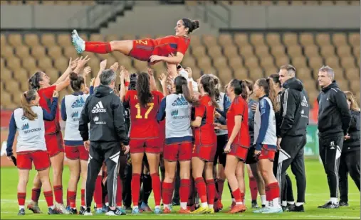  ?? ?? Las jugadoras de la Selección mantean a Oihane por una promesa después de la victoria ante Japón.