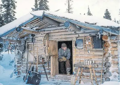  ?? ?? Artesano. Richard Proenneke construyó solo su cabaña de Twin Lakes, en Alaska, utilizando maderas y materiales de la zona. Filmó su experienci­a y este registro puede hallarse en Youtube.