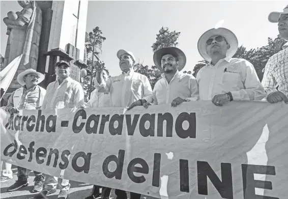  ?? CUARTOSCUR­O ?? Silvano Aureoles
en su paso por Toluca ayer, con la “Caravana por Amor a México en defensa del INE”