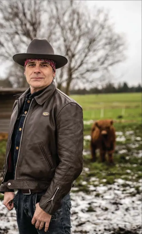  ??  ?? Musiker Mike Tramp har slået sig ned på en ranch på Vestsjaell­and. Efter en årraekke som rockstjern­e i bandet White Lion i USA dyrker han sin solokarrie­re fra basen i Danmark.
Foto: Stine Bidstrup