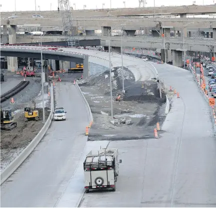 ?? ALLEN McINNIS ?? The Décarie Expressway south to Highway 20 West ramp nears completion as part of the Turcot Interchang­e project.