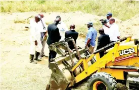  ?? KENYON HEMANS PHOTOS ?? Acting Deputy Commission­er of Police Fitz Bailey said that for approximat­ely two and a half years, the police have been receiving informatio­n that there was a possibilit­y that bodies were being buried at a site.